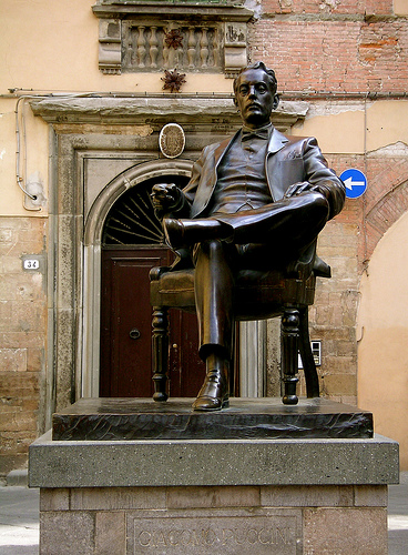 lucca italy puccini statue