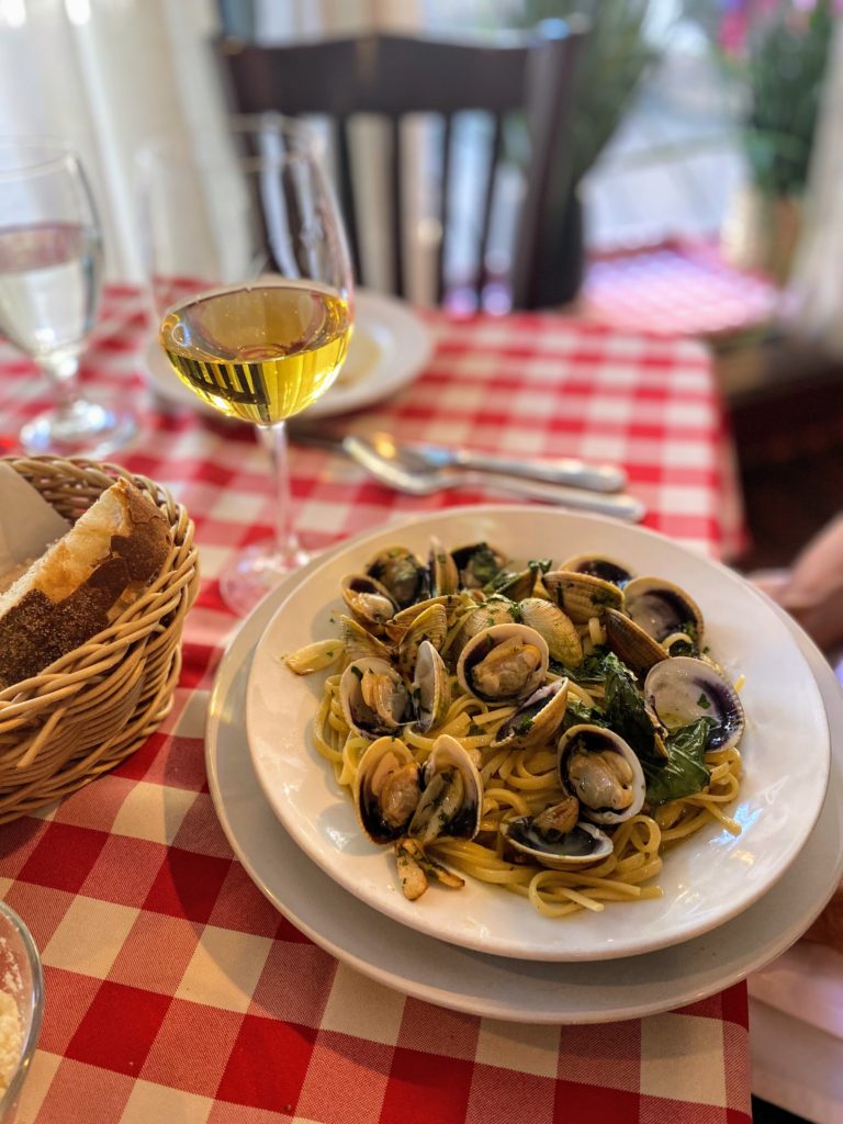 Italian Food Lovers Guide to Bronx's Arthur Avenue linguine vongole 